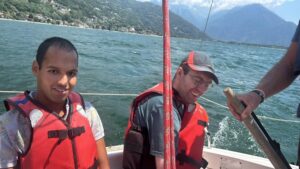 due ragazzi in barca a vela sul lago