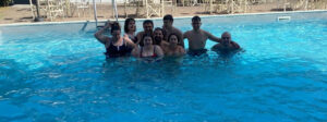 un gruppo di persone in piscina durante le vacanze estive